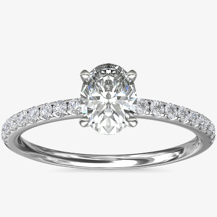 橢圓形鑽石訂婚戒指